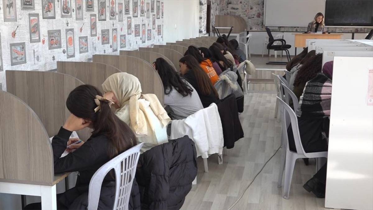 Diyarbakır'da kırsal mahallelerdeki kızlar, Milli Eğitim Müdürlüğü desteğiyle YKS'ye hazırlanıyor