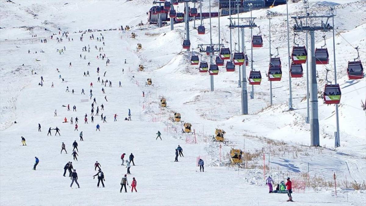 Erciyes Kayak Merkezi, yeni yılın ilk gününde 110 bin ziyaretçiyi ağırladı