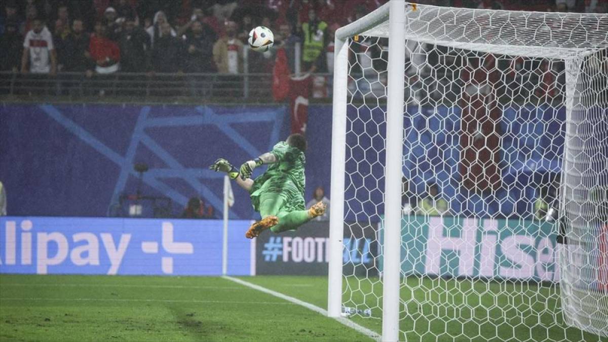 Milli kaleci Mert Günok'un son dakika kurtarışı Avusturya maçına damga vurdu