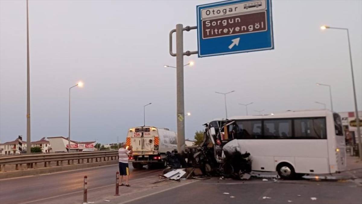 Antalya'da tur midibüsünün direğe çarptığı kazada 1 kişi öldü, 14 kişi yaralandı