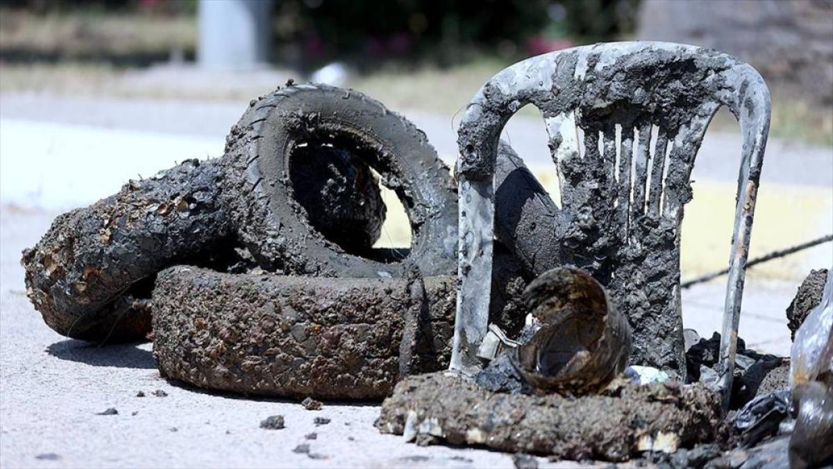 Mersin'de denizden araba lastiği, plastik sandalye ve demir parçaları çıktı