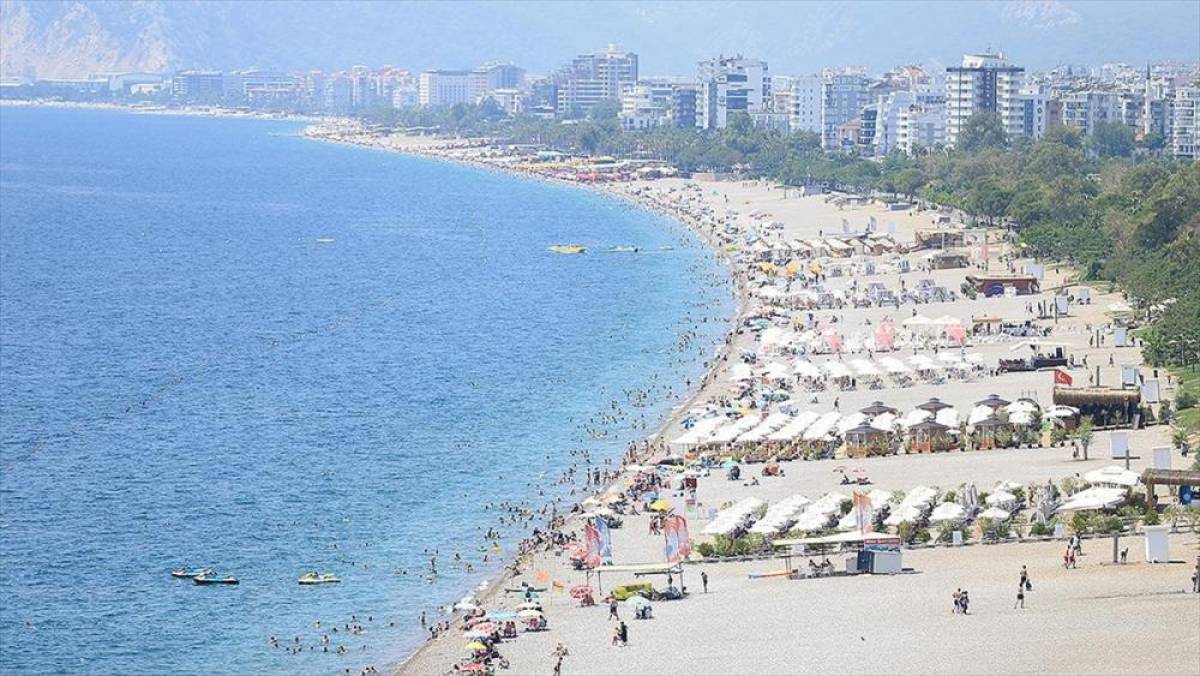 Antalya sahillerinde sıcak hava yoğunluğu