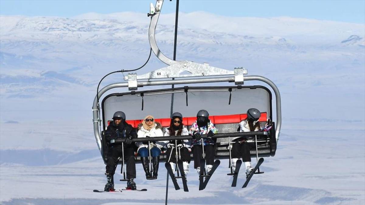 Sarıkamış Kayak Merkezi'nde turistlerin kayak keyfi devam ediyor