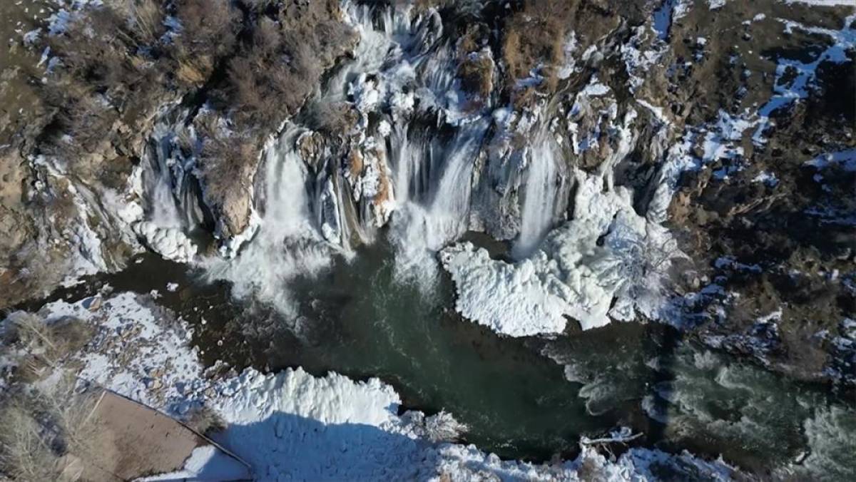 Van'daki Muradiye Şelalesi kısmen dondu