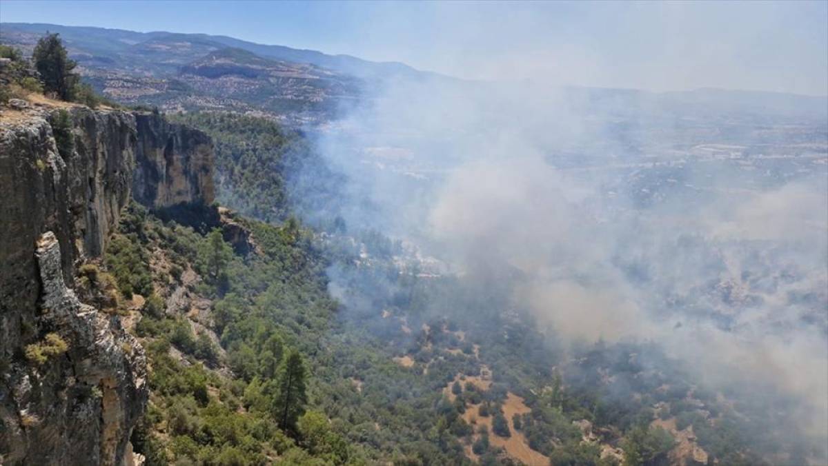 Mersin'de çıkan orman yangınına müdahale ediliyor