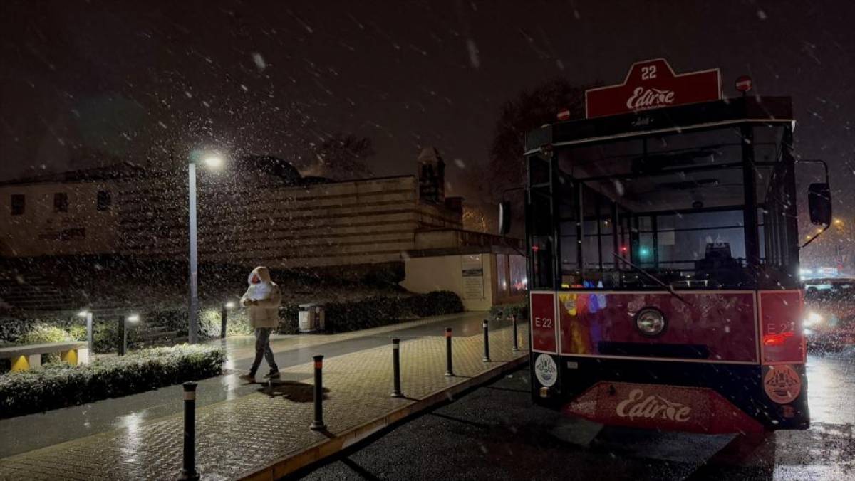 Edirne'de 4 gündür devam eden kar yağışının akşam saatlerinde etkisini yitirmesi bekleniyor