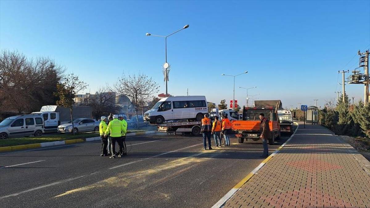 Mardin'de işçi servisi ve kamyonun çarpıştığı kazada 11 kişi yaralandı