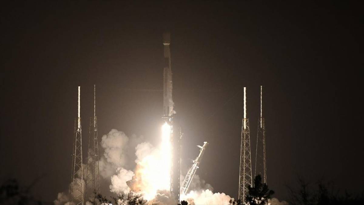 SpaceX, ABD'li ve Japon şirketlere ait iki aracı Ay'a iniş için uzaya fırlattı