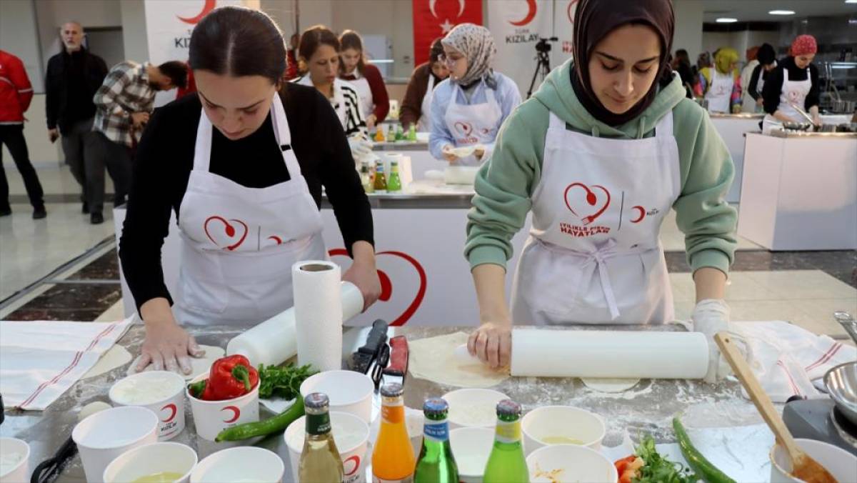 Türk Kızılay Hatay'daki depremzede kadınlar için aşçılık atölyesi düzenledi