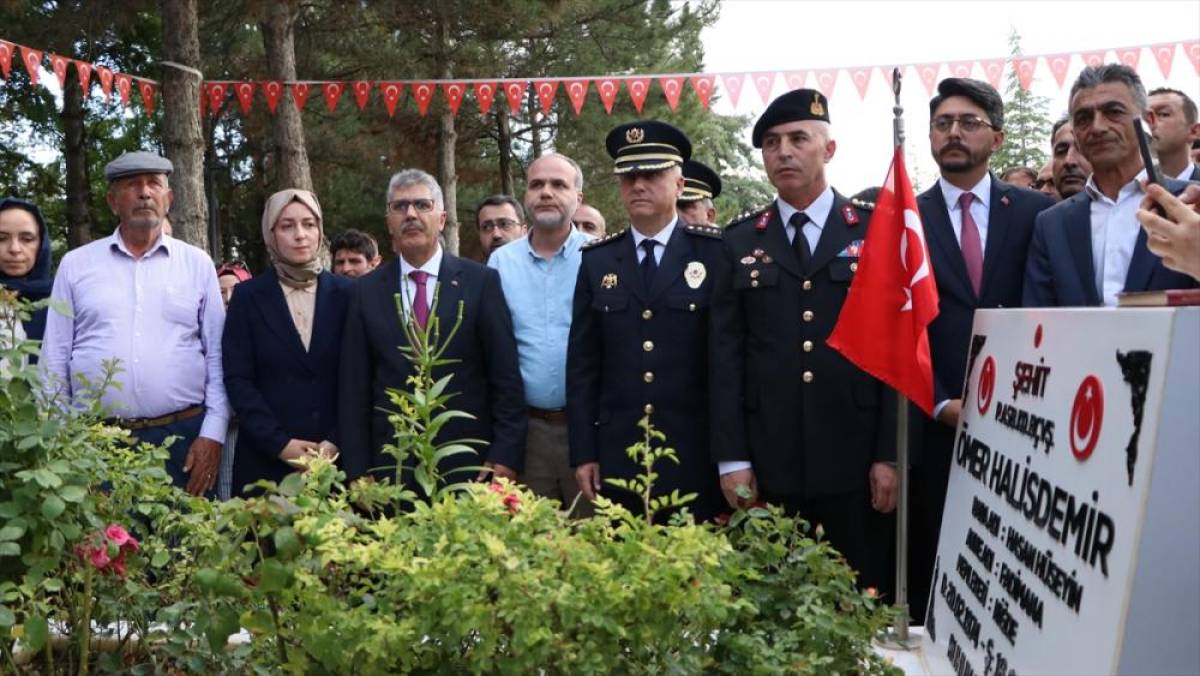 15 Temmuz kahramanı şehit Ömer Halisdemir'in kabri başında tören düzenlendi