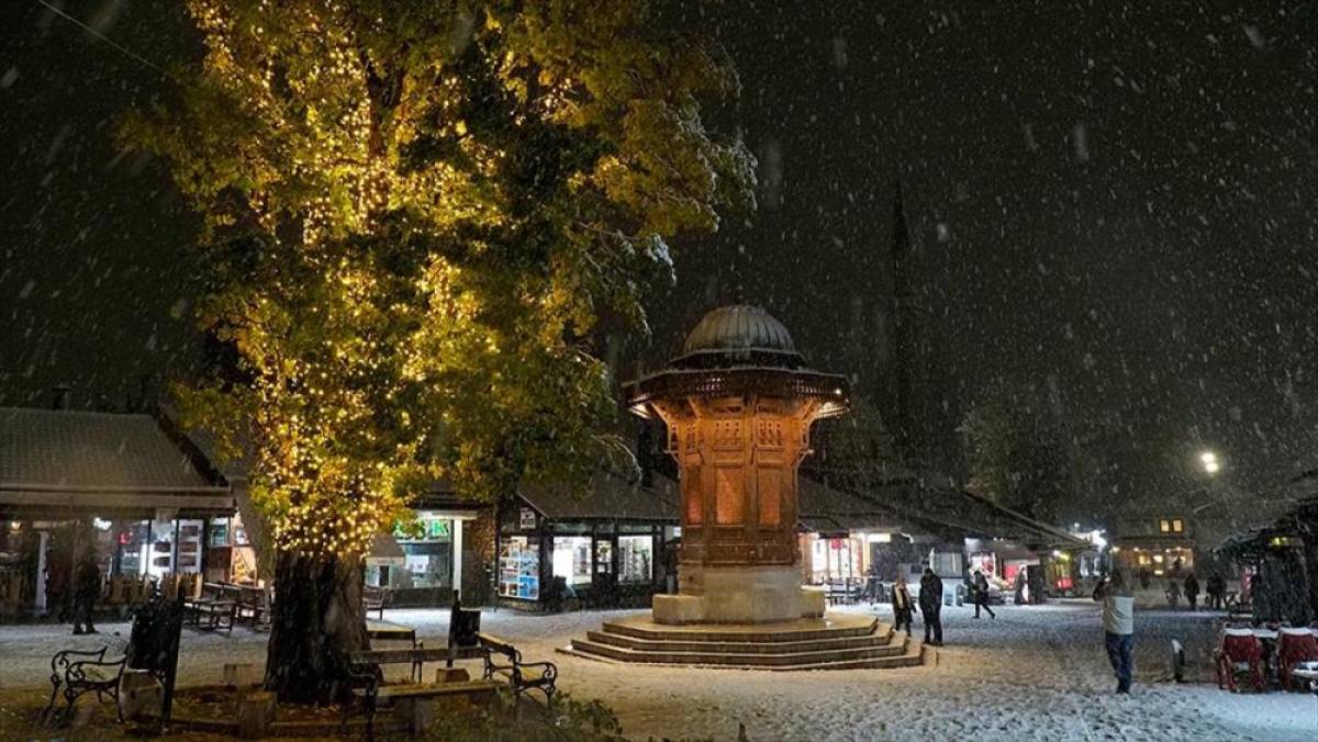 Bosna Hersek'in başkenti Saraybosna'da kar etkili oldu