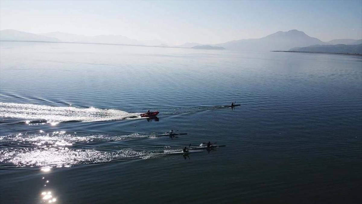 Kano Milli Takımı her gün 40 kilometre kürek çekerek şampiyonalara hazırlanıyor