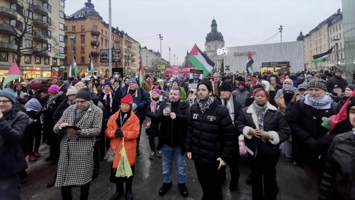 İsveç'in başkenti Stockholm'de yüzlerce kişi Filistin'e destek için Meclis'e yürüdü