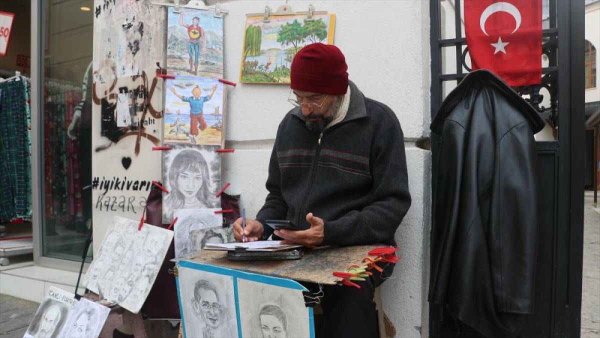 Kadıköy'ün 30 yıllık sokak ressamı özgürlüğü çizgilerde buldu