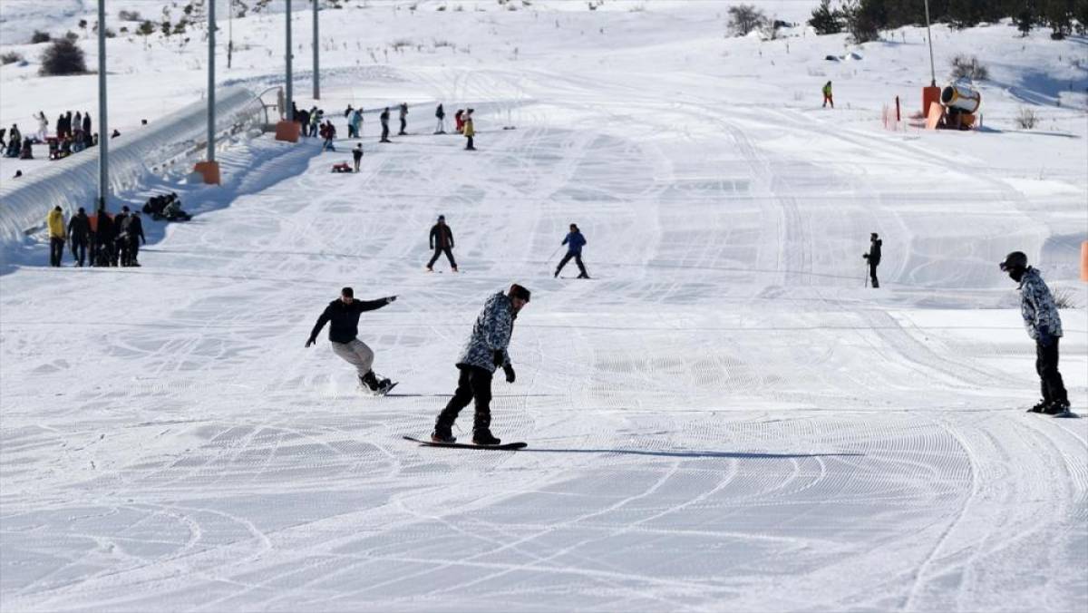 Kayak sezonunu erken açan Yıldız Dağı, yılbaşı ve yarıyıl tatili öncesi tam doluluğa ulaştı