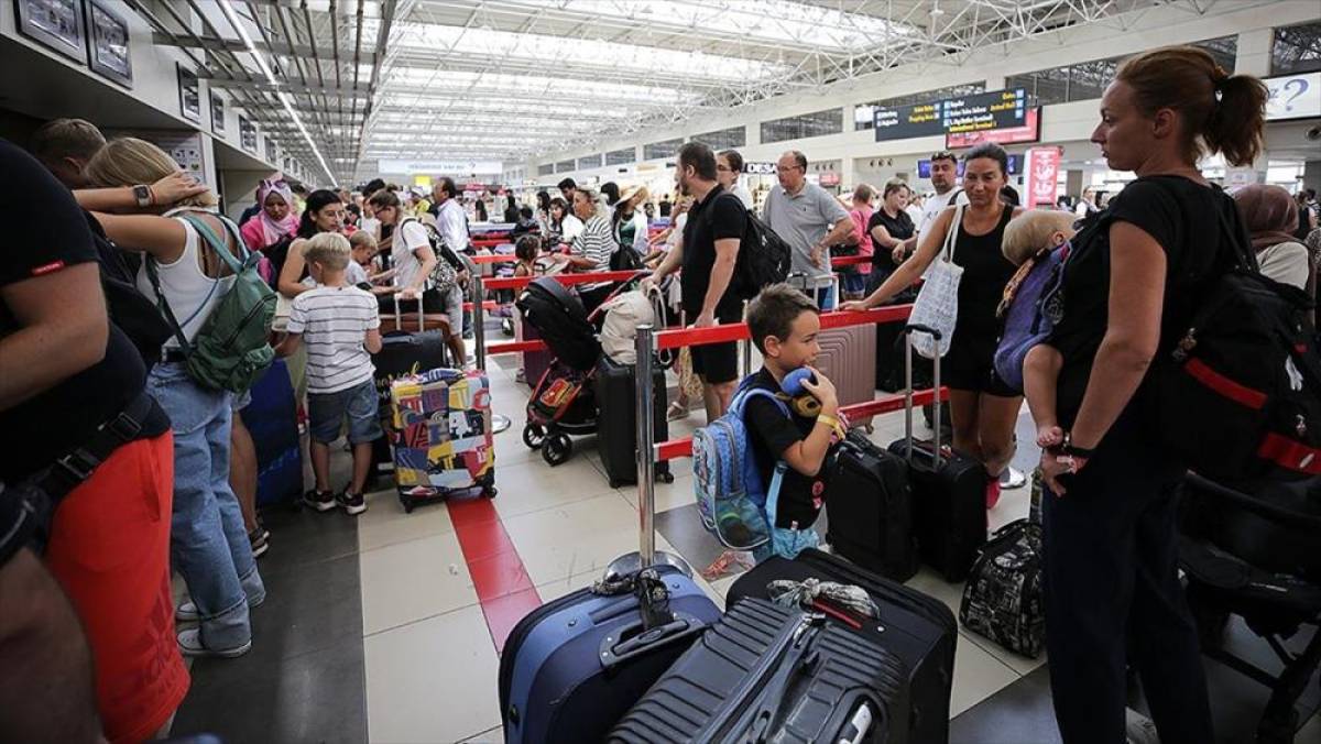 Bakan Uraloğlu: Antalya Havalimanı'nda dün 2024'ün yolcu ve uçak trafiği rekoru kırıldı