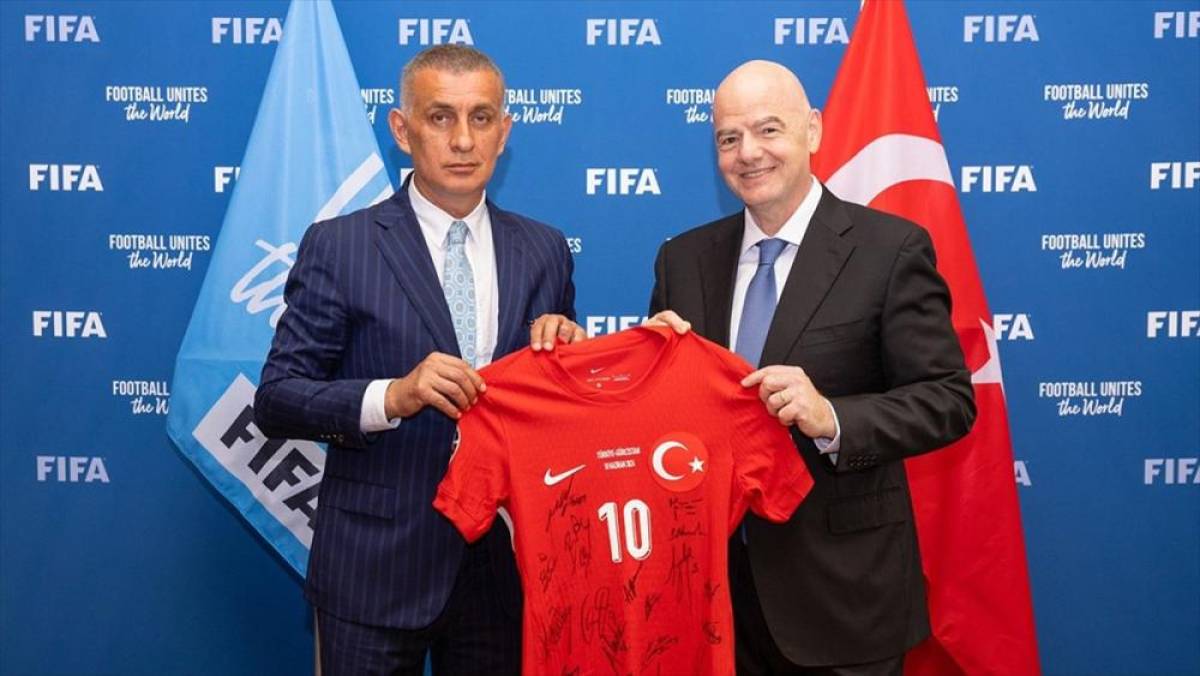 TFF Başkanı Hacıosmanoğlu, FIFA Başkanı Infantino ile Paris'te bir araya geldi