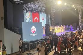  Yunan şarkıcı Türk bayrağı ve Atatürk posteri var diye sahneye çıkmadı, tepki yağdı